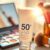 Dlaczego warto stosować krem z filtrem SPF 50 pod makijaż?