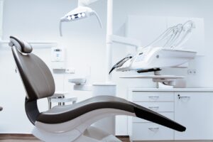 Chirurgia stomatologiczna – co to jest, kiedy jest potrzebna i jak przebiegają zabiegi oraz rekonwalescencja